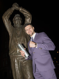 Froch at Cloughie statue