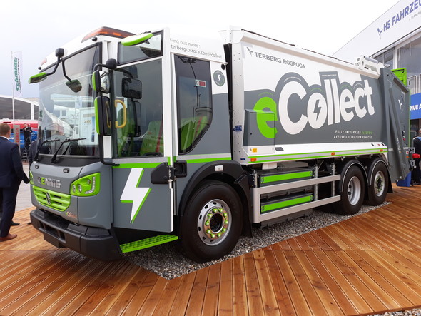 Electric refuse collection vehicle