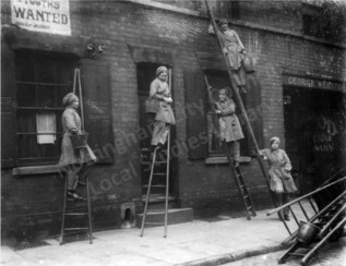 women window cleaners image from 1917