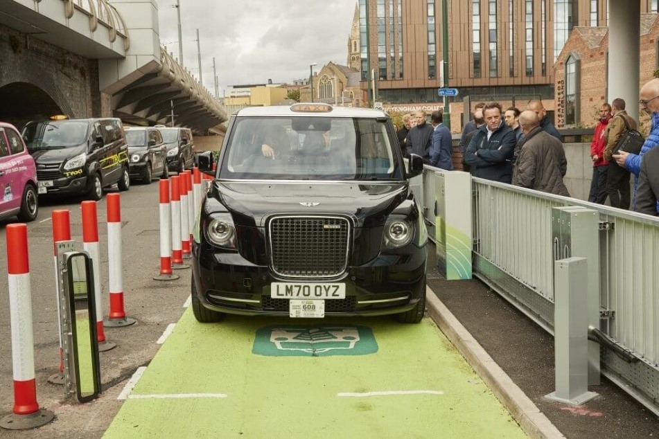 Wireless charging electric taxi rank