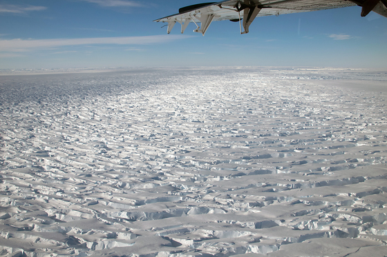 Reconnaisance flight over the Thwaites Glacier. Credit: NSF