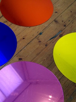 Liz West mirrors image