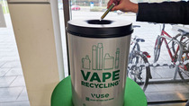 Self-extinguishing vape bin
