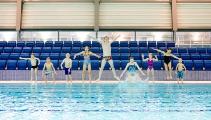 Kids jump into the pool! 