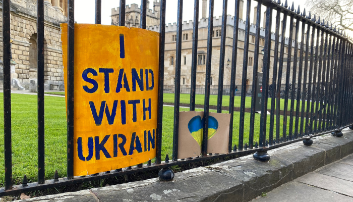 'I stand with Ukraine' sign in the fence at Radcliffe Camera 