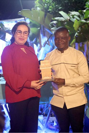 Photo of Dr Dzakpa receiving the contribution award