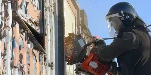 Officers force entry into property as part of warrant