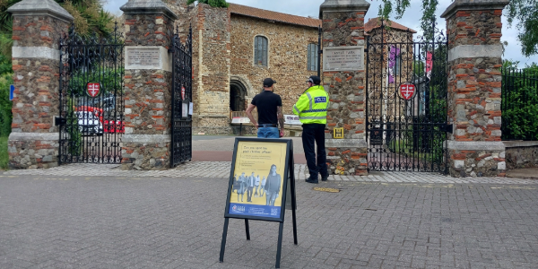 Officer in high visibility uniform speaking with a member of the public