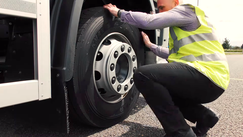 driverwalkround_tyrecheck