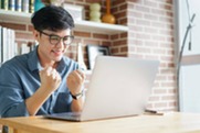 Person happy with news - laptop - yes