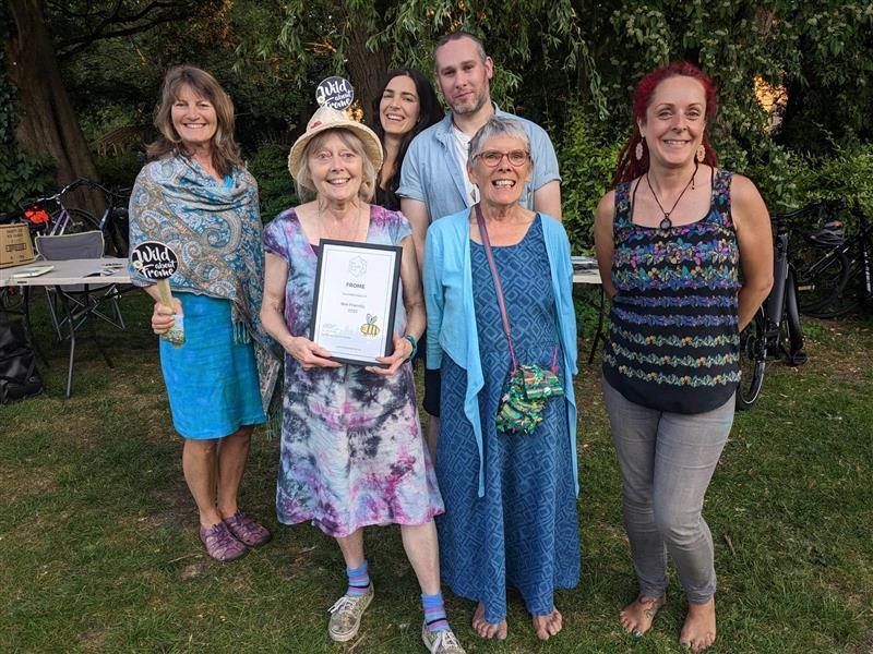 Frome residents with bee friendly award 