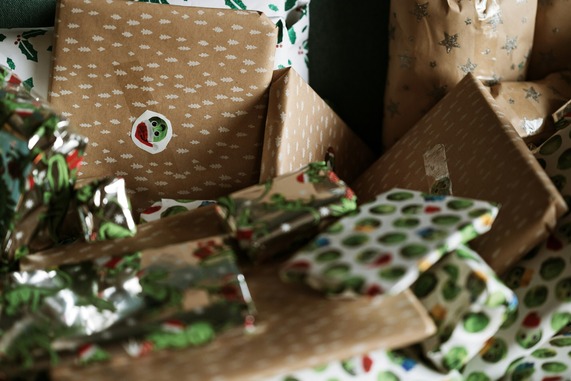 Christmas wrapping paper packaging - Annie Spratt