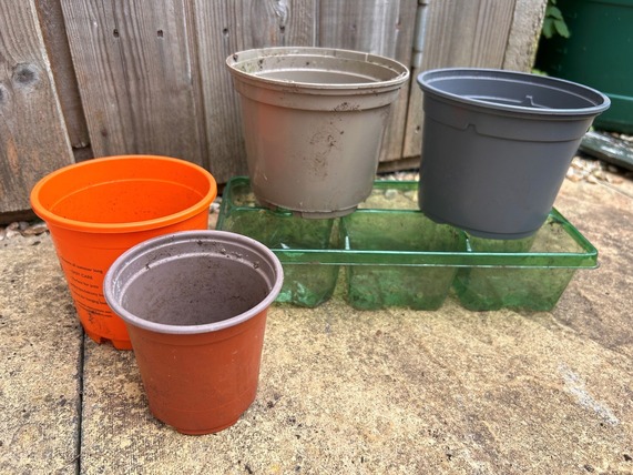 Plastic plant pots