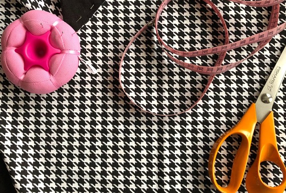 Sewing repair - merylove-art-unsplash