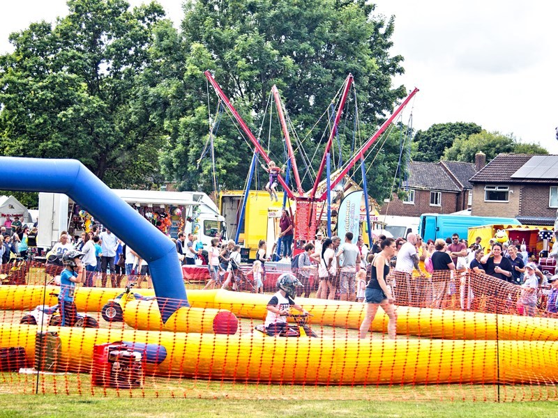 Lowedges festival rides in action