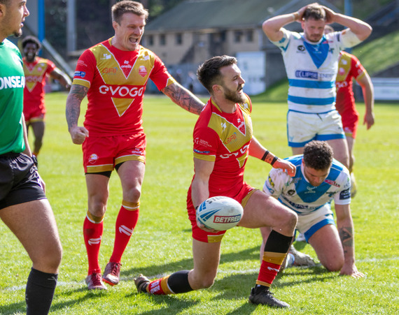 Matty Marsh scores a try for the Sheffield Eagles