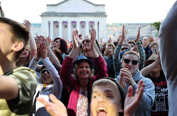 Summer Sessions picture of crowd enjoying music