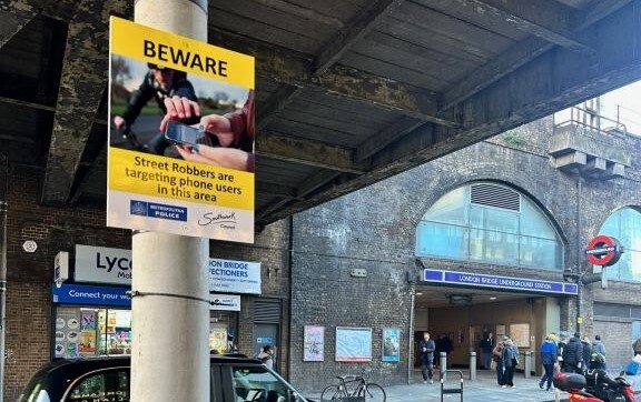 Sign on lampost in front of London Bridge station warning of phone snatchers in the area