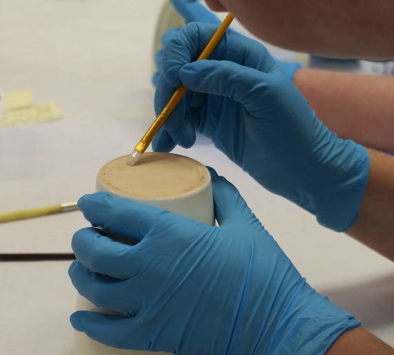 Marking a ceramic object