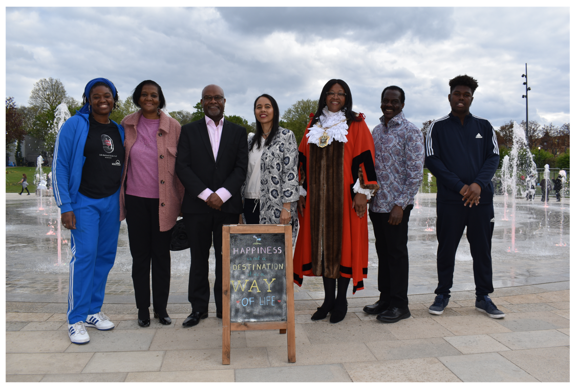 The former Mayor and residents pose in Fellowship Square