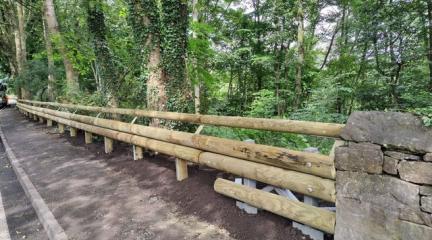 Wooden-clad crash barriers for Lakeland pass