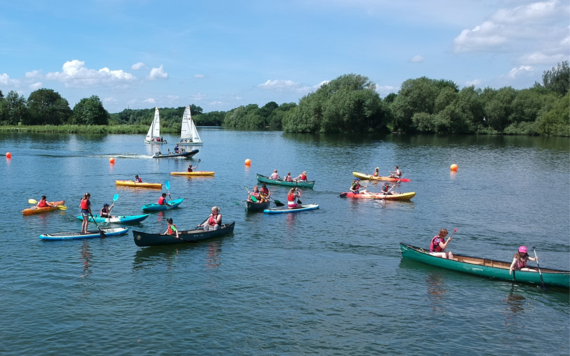 water sport activities including paddle boarding and kayaking at Dinton Pastures County Park 