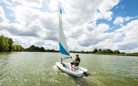 A youngster sailing in the lake of Dinton Pastures Country Park