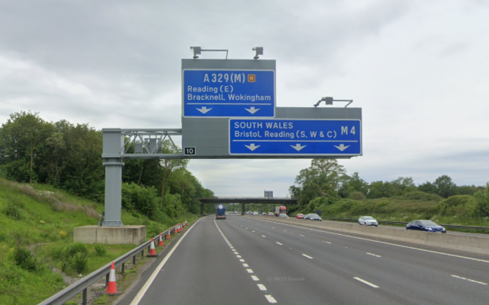 The M4 westbound, approaching junction 10 for Wokingham
