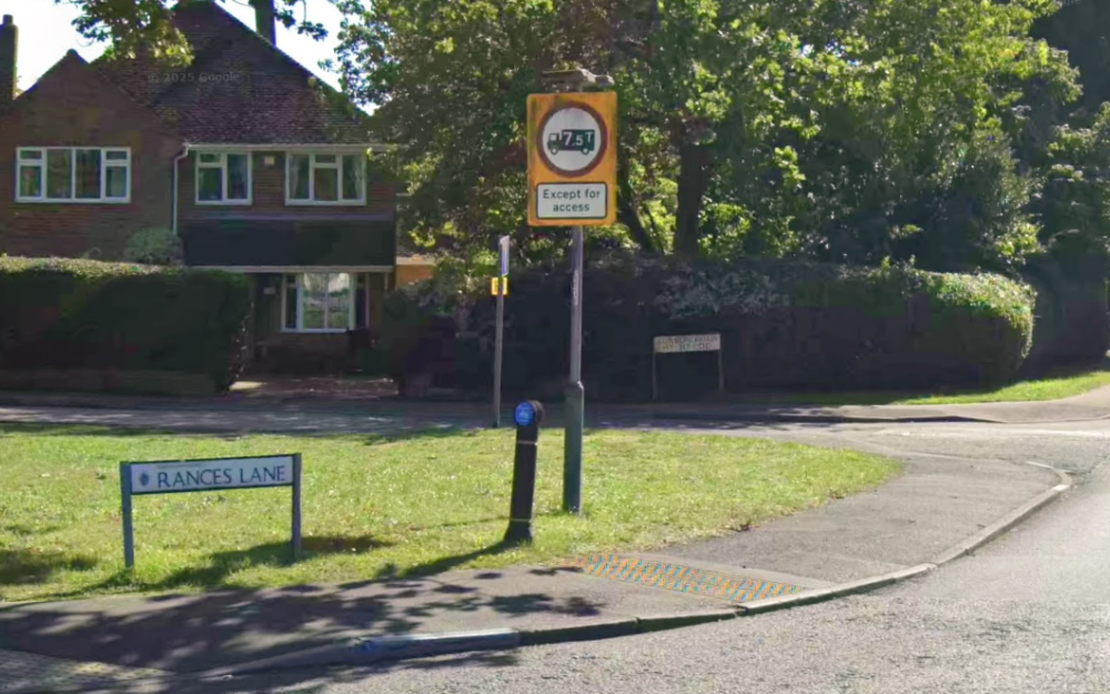 Entrance to Rances Lane in Wokingham with signage for the weight limit