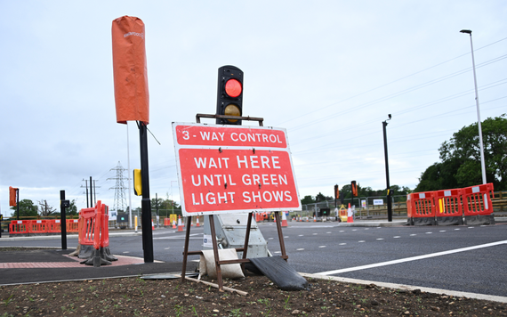 Three-way lights at the top of link road