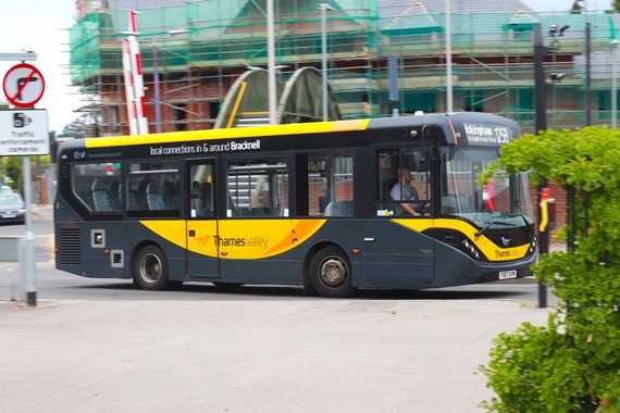 the 125 bus turning around the corner to pull in at Wokingham station
