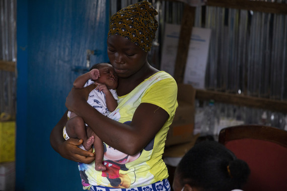 Mother and newborn in a health post in Sierra Leone