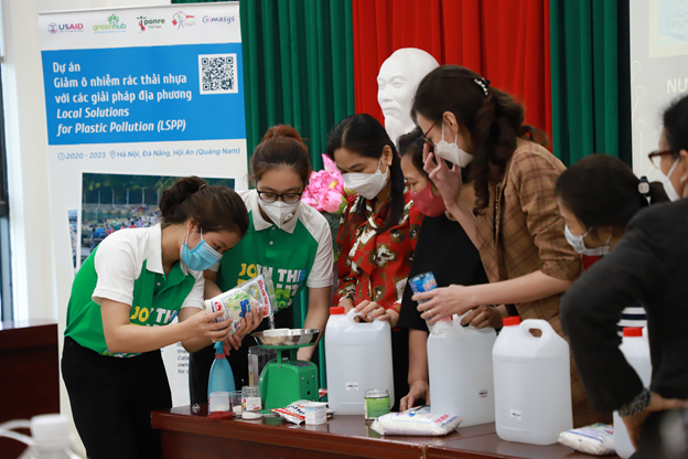 IMAGE CREDIT: USAID/VIETNAM AND GREENHUB. LSPP PROJECT STAFF SUPPORTING THE BAC TU LIEM WOMEN UNION MAKE HAND AND DISHWASHING LIQUID ENZYME PRODUCTS.