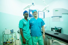 BIOMEDICAL STAFF MARK HEYDENBURG, U.S. AND TIMOTHY KALILO, ZAMBIA INSTALLING THE LEPP-ACQUIRED C-ARM AT CURE ZAMBIA. 