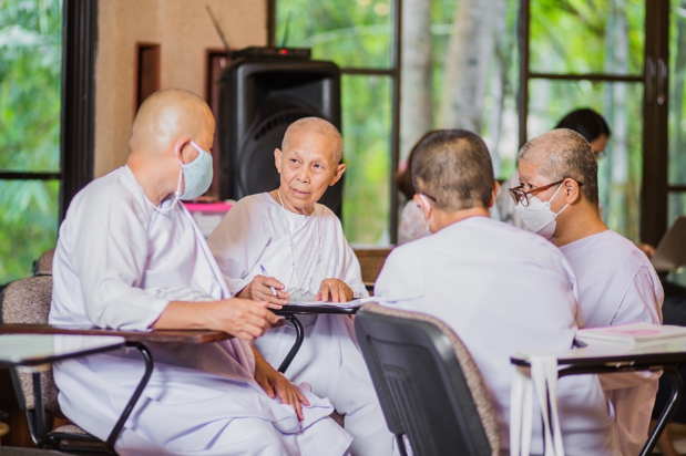 Venerable Jutipa discusses community campaigns with other nuns