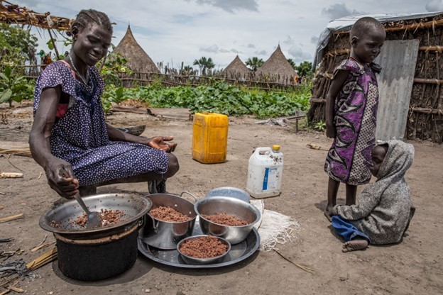 Theresa Nyaluede prepares food for her children at their home in Unity State’s Leer County. Photo: Gabriela Vivacqua/WFP