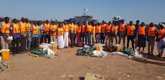 Beneficiaries in Mayendit receive fishing equipment provided through USAID's Shejeh Salam activity. Photo: Shejeh Salam activity