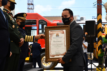 JONATHAN ZELAYA RECEIVING A CERTIFICATION FROM THE NATIONAL DEPT. OF FIREFIGHTERS IN HONDURAS