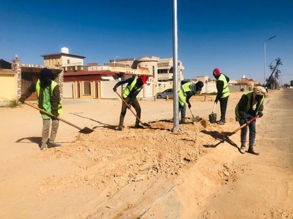 Community volunteers install solar street lights in Murzuq.