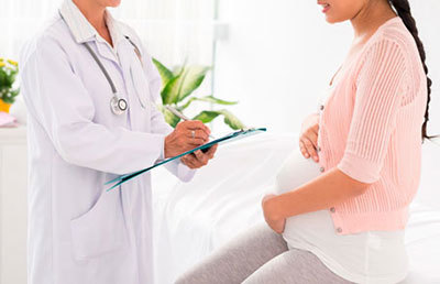 Pregnant woman and doctor