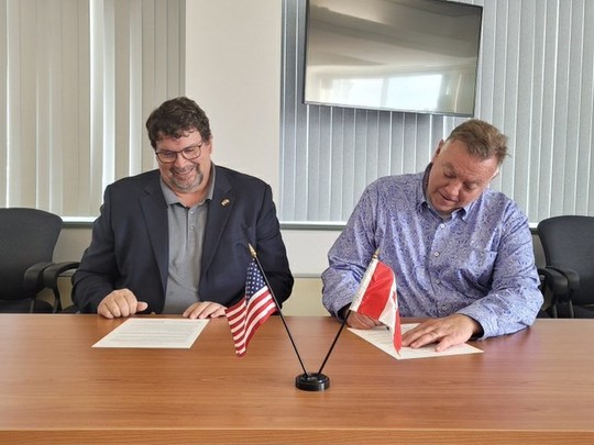 Photo of the signing of the U.S.-Canada Coordinated Phytosanitary Mitigation Framework.