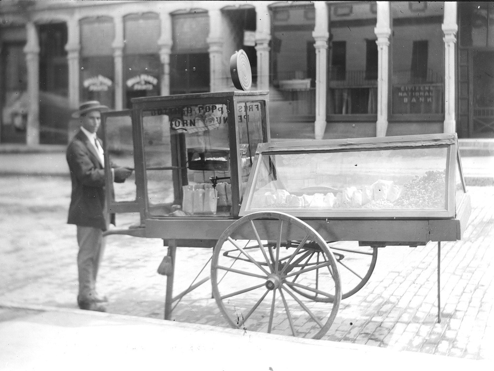 Popcorn vendor in 1912