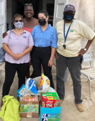 Julie Wright, Karen Dickinson (TCCI), Paola Rodriguez-Torres y Faye Williams en el refugio de TCCI en Christiansted, St. Croix.