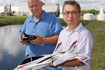 Paul Wills stands next to Bing Ouyang. Image courtesy of Florida Atlantic University.