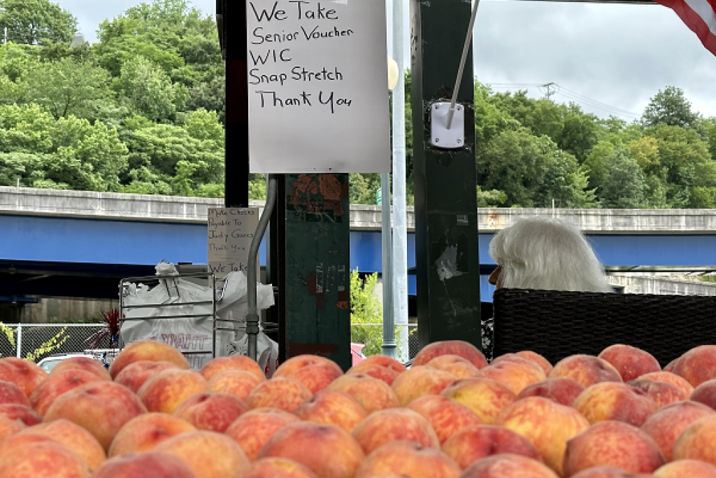 Peaches on display at farmers market.  NIFA image.