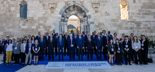 Agri-Young Hackathon participants with G7 Ministers of Agriculture, ministers from multiple countries in Africa and government leaders. 
