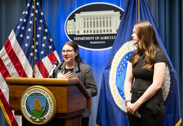 4-H Conference youth delegates presenting at Round Tables.  USDA photo.