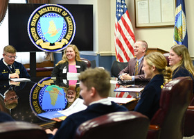 NIFA Director Jaye Hamby meeting with Illinois FFA members.