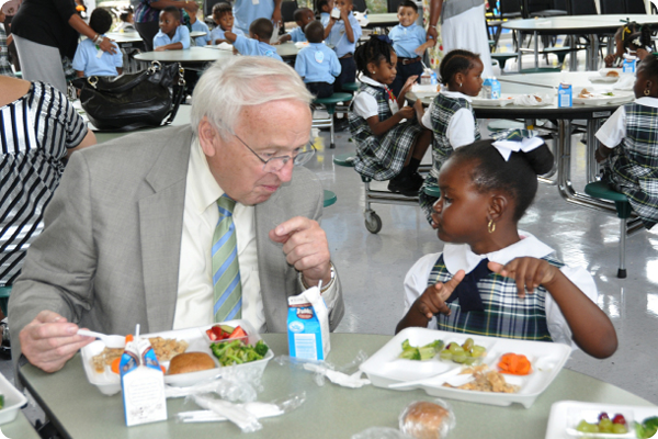 Under Secretary for Food, Nutrition, and Consumer Services Kevin Concannon shares a healthy lunch with a kindergarten student at Mahalia Jackson Eleme
