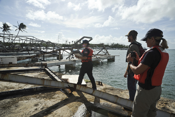 El Equipo de Respuesta del Huracán Maria evalúa los barcos en dificultades, y efectos ambientales en Isleta Marina, Puerto Rico